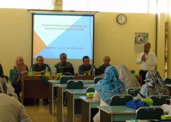 Pengabdian pada Masyarakat Dosen JPTEI FT UNY: Peningkatan Profesionalisme Guru Melalui Pelatihan Penelitian Tindakan Kelas di SMK N 2 Depok Sleman